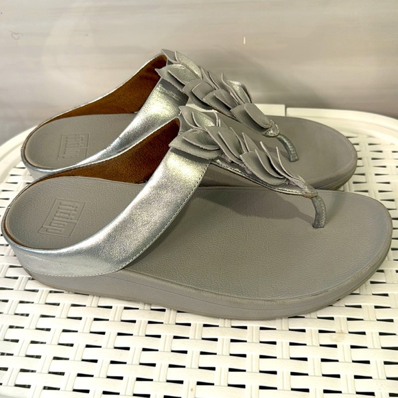 Like New FitFlop Silver Thong Sandle Size 9 - Picture 4 of 7